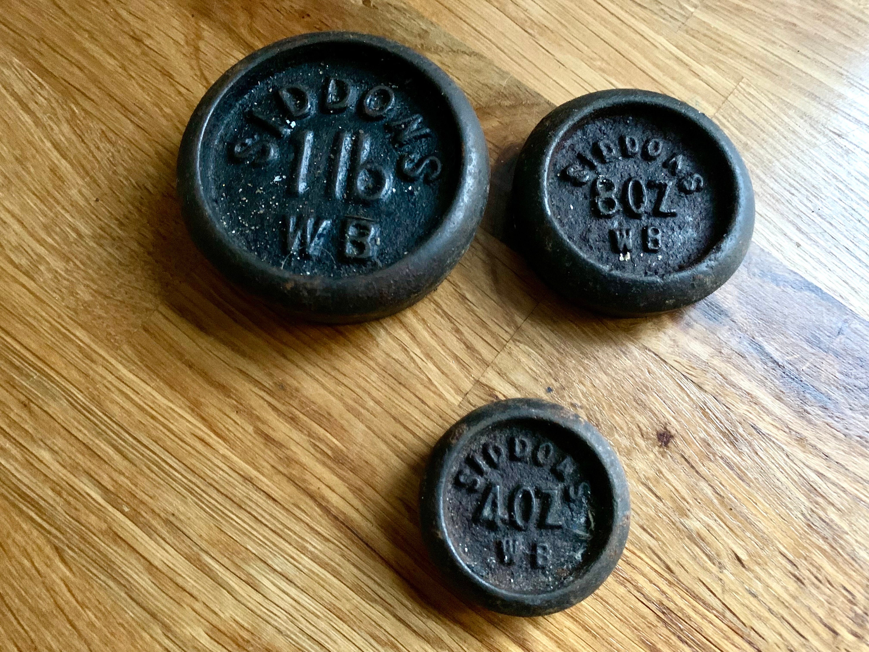 Pesos de balanças de cozinha vintage de ferro fundido. balanças de cozinha vintage.
