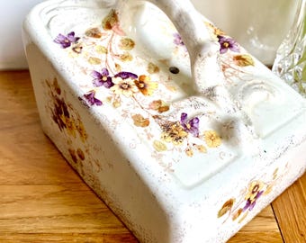 Mantequera con campana, de loza o para queso.