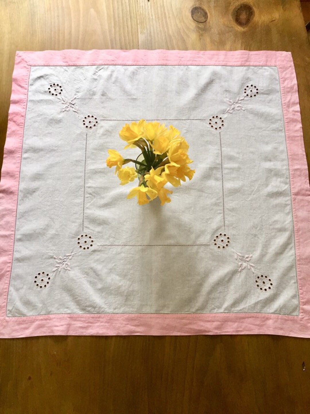 ヴィンテージ リネン ピンク刺繍テーブルクロス。1940 ～ 1950 年代