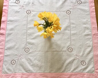 ヴィンテージ リネン ピンク刺繍テーブルクロス。1940 ～ 1950 年代