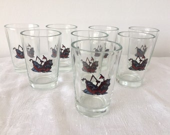 Vintage 8 borrelglaasjes. Versierd met schepen