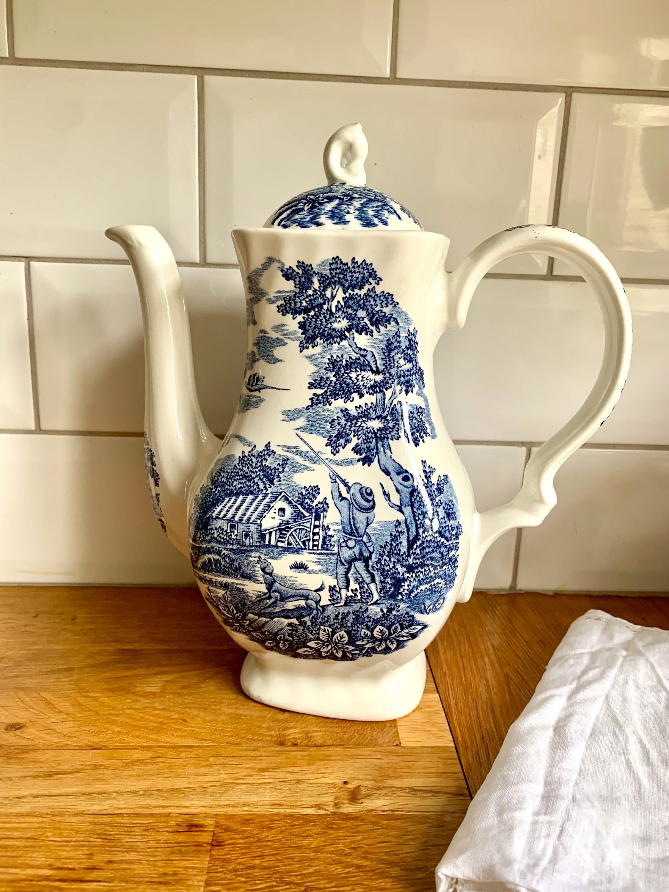 イギリス製のヴィンテージ Myott The Hunter 手描き 古美術 骨董 Vintage 'the Hunter' by Myott Brown and White Teapot Circa 1950s