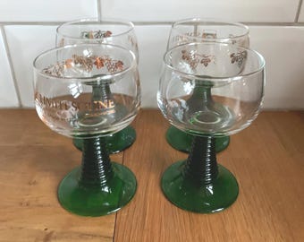 Copas de vino vintage grabadas con tallos verdes
