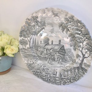 Royal Essex. Anne hathaways cottage. Shakespeare country plate