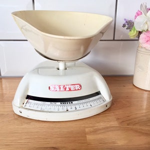 Vintage 1950's retro salter kitchen scales.