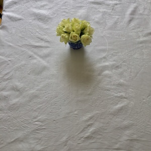 nappe en lin blanc vintage. Fleur décorée.