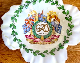 Herdenkingsschaal voor kroningssnuisterij. 1937 koning George VI en koningin Elizabeth