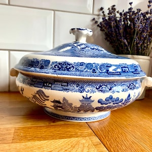 Antique Willow pattern lidded tureen. Vintage serving dish. Wedgwood.