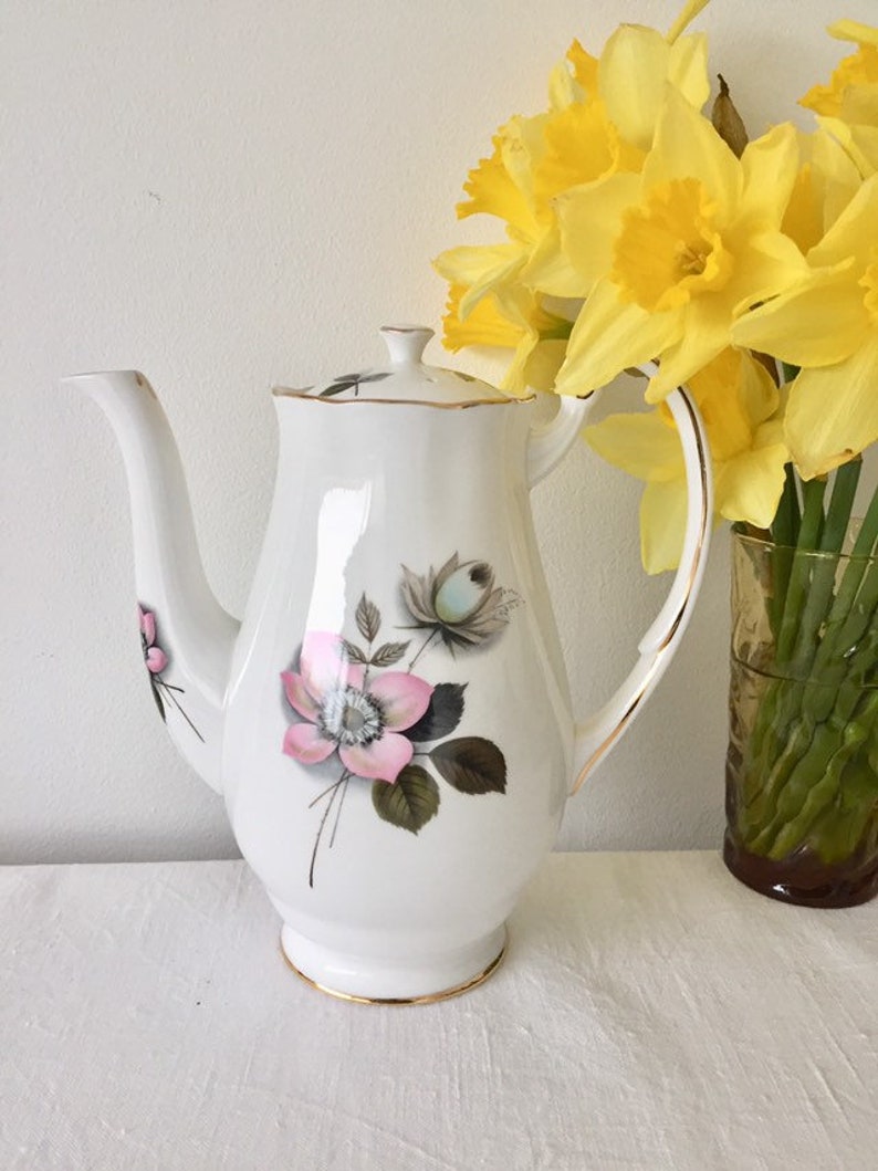 Gorgeous royal standard /'Pompadour/' teapot