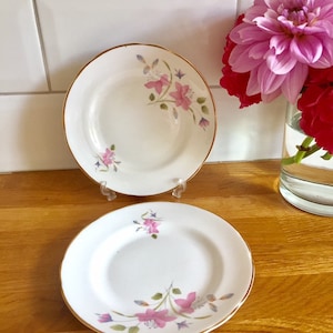 Stunning vintage Royal Ascot bone china tea plates