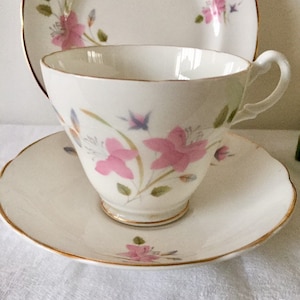 Stunning vintage Royal Ascot bone china tea cup trio