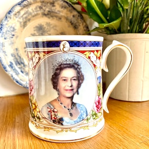 Gouden jubileum 2002 Herdenkingsmok. Elizabeth II. Zeldzaam Aynsley-porselein.