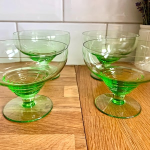 Fabulous vintage sundae /ice cream dishes. Set of 4.
