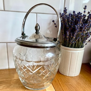 Vintage Art Deco 1930&#39;s glass etched biscuit barrel/cookie canister. Storage jar.