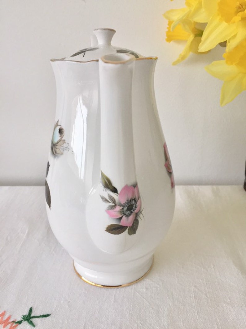 Gorgeous royal standard /'Pompadour/' teapot
