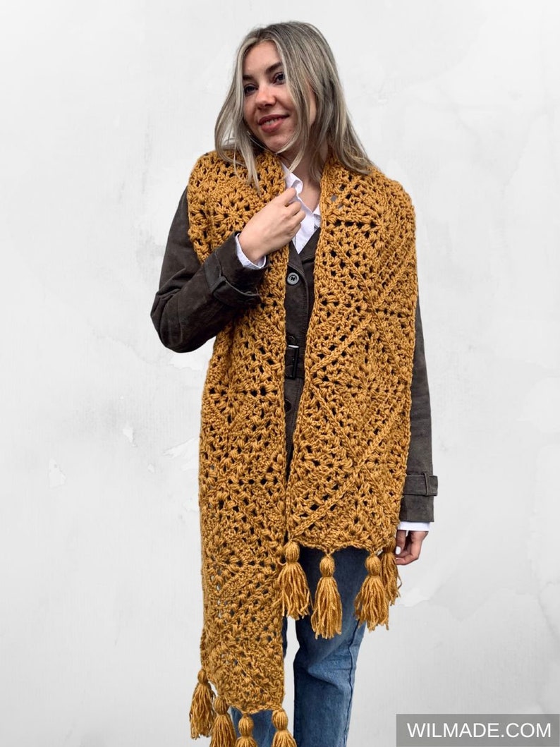 Puede incluir: Una bufanda de crochet de color amarillo mostaza con un borde de flecos y borlas. La bufanda est&aacute; hecha con un patr&oacute;n de punto simple y es un gran accesorio para oto&ntilde;o e invierno.