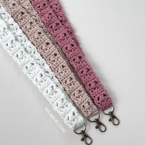 Puede incluir: Tres llaveros de ganchillo en blanco, beige y rosa con un delicado patrón de encaje. Cada llavero tiene un cierre de metal bronce.