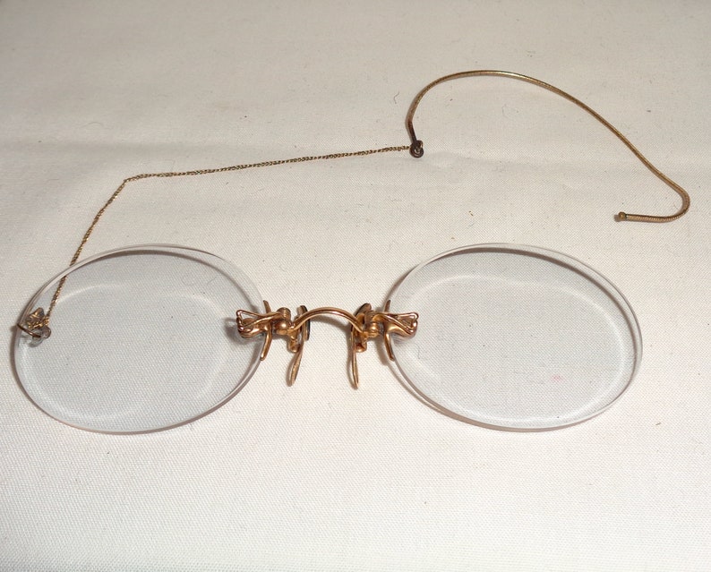 Antique Oval Pince-Nez Reading Glasses With Ear Loop /& Chain Comes With A Covered Hard Steel Case And Original Polishing Cloth