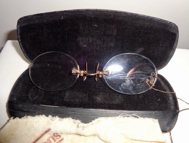 Antique Oval Pince-Nez Reading Glasses With Ear Loop /& Chain Comes With A Covered Hard Steel Case And Original Polishing Cloth