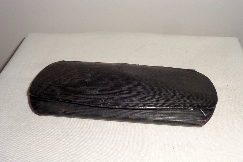 Antique Oval Pince-Nez Reading Glasses With Ear Loop /& Chain Comes With A Covered Hard Steel Case And Original Polishing Cloth