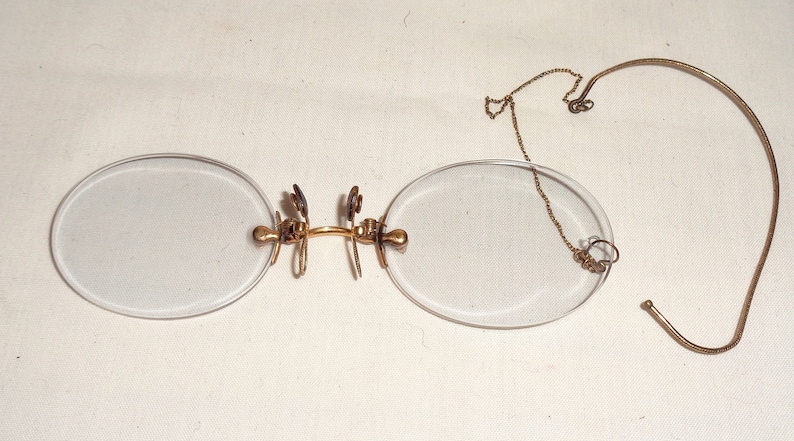 Antique Oval Pince-Nez Reading Glasses With Ear Loop /& Chain Comes With A Covered Hard Steel Case And Original Polishing Cloth