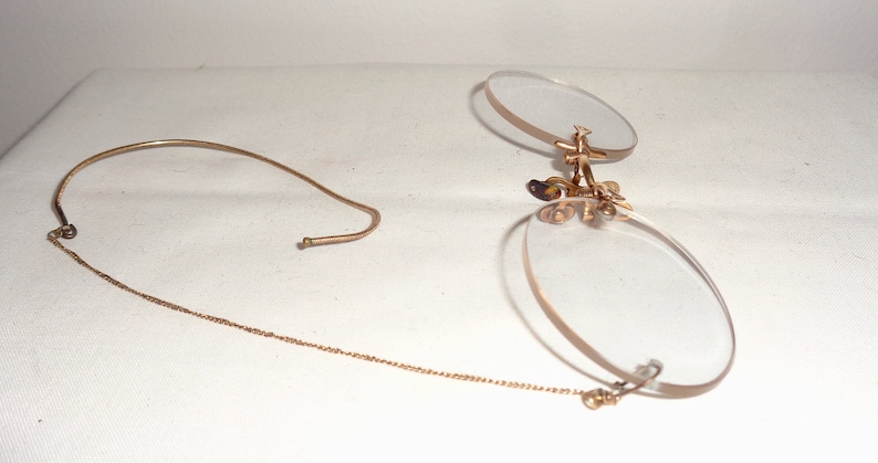 Antique Oval Pince-Nez Reading Glasses With Ear Loop /& Chain Comes With A Covered Hard Steel Case And Original Polishing Cloth
