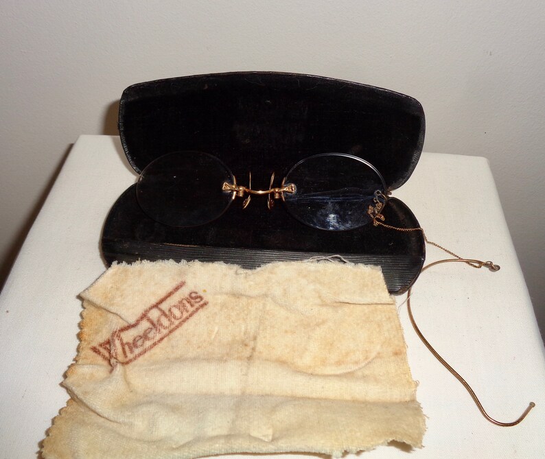 Antique Oval Pince-Nez Reading Glasses With Ear Loop /& Chain Comes With A Covered Hard Steel Case And Original Polishing Cloth