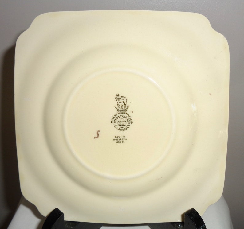 6 Plate With Relief Figures of Oliver Twist /& The Artful Dodger Oliver Twist Square Side Plate D5833 By Royal Doulton