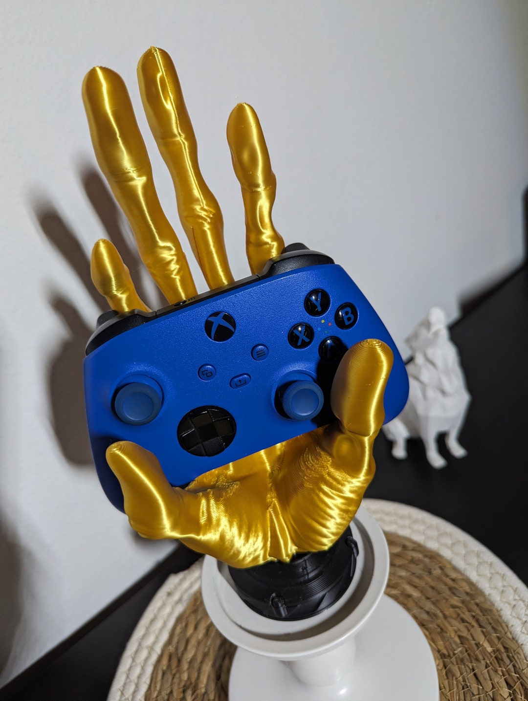 3d-printed Alien Hand: Futuristic Controller Stand for Xbox ...
