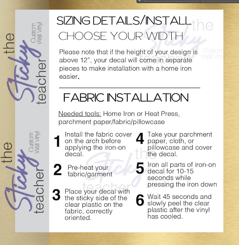 Puede incluir: Un gr&aacute;fico instructivo beige y blanco de "the Sticky teacher" que detalla los pasos de instalaci&oacute;n de la tela para las calcoman&iacute;as termoadhesivas. El texto incluye instrucciones para precalentar la tela, aplicar la calcoman&iacute;a y pelar el pl&aacute;stico. El gr&aacute;fico tambi&eacute;n proporciona detalles de tama&ntilde;o.