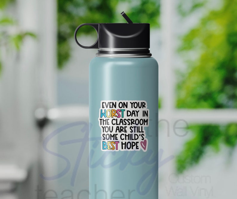 Peut inclure: Une bouteille d'eau bleu clair avec un autocollant qui dit "M&ecirc;me lors de votre pire journ&eacute;e en classe, vous &ecirc;tes toujours le meilleur espoir d'un enfant".