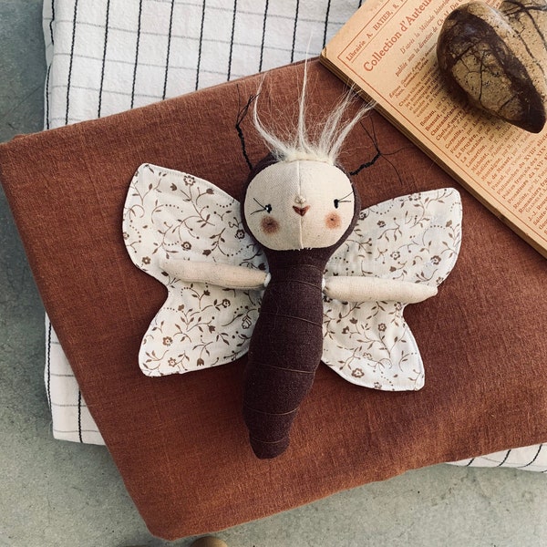 Poupée papillon aux ailes amovibles fait à la main parfaite pour cadeau unique et chambre d'enfant.