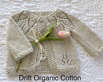 Disponible sur commande : cardigan tricoté à la main en coton biologique pour bébé/enfant en bas âge