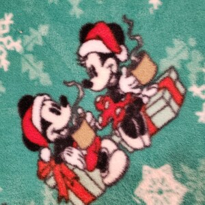 K&ouml;nnte beinhalten: Zwei Comic-M&auml;use mit Weihnachtsm&uuml;tzen, die Geschenke auf einem gr&uuml;nen Hintergrund mit wei&szlig;en Schneeflocken halten.