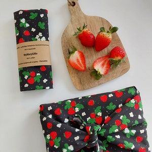 Fragole in tessuto Furoshiki, imballaggio sostenibile per la festa della mamma, compleanno, regalo per feste in giardino, fragole e fiori su sfondo nero