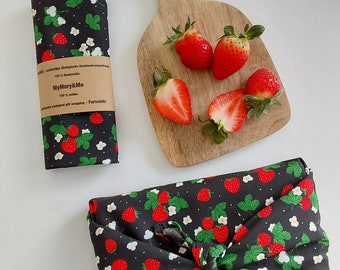 Furoshikituch Erdbeeren, nachhaltig verpacken zum Muttertag, Geburtstag, Gartenparty Geschenk, Erdbeeren und Blüten auf Schwarz