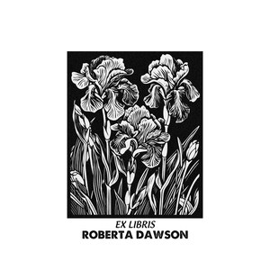 Peut inclure: Estampe en noir et blanc représentant trois fleurs d'iris aux pétales et feuilles détaillés. Le texte "EX LIBRIS ROBERTA DAWSON" est imprimé en bas. L'œuvre d'art présente un fond texturé.