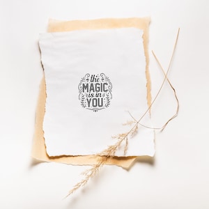 Sello con cita, sello "La magia está en ti", texto inspirador, sello de goma, tallado a mano, sello de cerámica, sello para postal, tarjeta de felicitación.