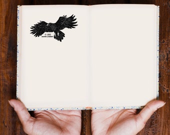 Könnte beinhalten: Ein offenes Buch mit einer Schwarzweißillustration eines Vogels auf der linken Seite. Der Text "Ex Libris" und "Johann Lambert" ist unter der Illustration gedruckt.