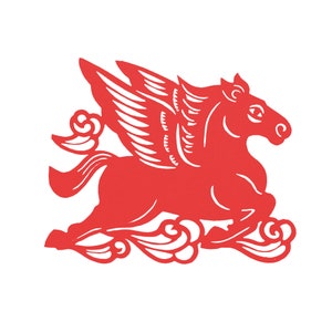 Puede incluir: Un recorte de papel rojo de un caballo alado, o Pegaso, sobre un fondo blanco. El caballo está al galope, con alas detalladas y una melena fluida. Formas decorativas en forma de nube están debajo de los cascos del caballo.