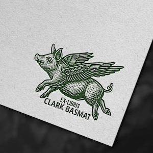 Könnte beinhalten: Grüne Illustration eines fliegenden Schweins mit Flügeln und detaillierten Linien. Der Text "EX-LIBRIS CLARK BASMAT" steht darunter. Das Bild befindet sich auf einem strukturierten weißen Hintergrund.