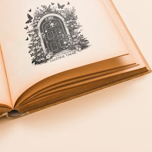 Sello Ex Libris de Fairy Door para personalizar la propiedad de un libro. Sello con flores, mariposas, este libro pertenece a, ex libris, sello de biblioteca.