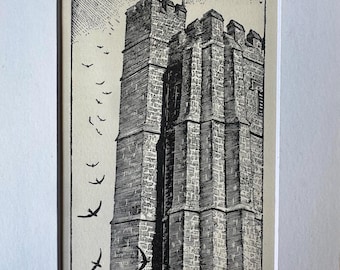 Könnte beinhalten: Schwarz-Weiß-Druck eines hohen Steinturms mit fliegenden Vögeln. Der Turm hat eine detaillierte, strukturierte Fassade und einen zinnenbewehrten oberen Abschluss. Das Kunstwerk ist in einem weißen Passepartout gerahmt.
