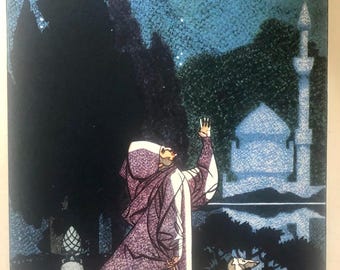 Könnte beinhalten: Eine Illustration zeigt eine Figur in einem lila Gewand mit weißer Kapuze, die eine Hand in den sternenklaren Nachthimmel hebt. Ein Hund steht neben der Figur. Im Hintergrund ist eine Moschee zu sehen. Das Kunstwerk hat eine Vintage-Ästhetik.