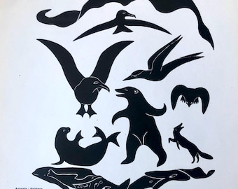 Könnte beinhalten: Schwarz-weißer Linolschnitt mit verschiedenen Tieren, darunter Vögel, ein Bär, eine Robbe und ein Fuchs. Der Druck trägt den Titel "Animals/Animaux - Sivuak".