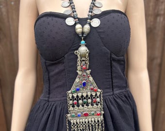 Colar vintage com pingente tribal afegão, moeda Kuchi, estilo boho, joia étnica marcante, turcomano