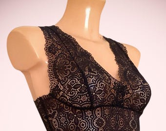 Conjunto de lencería de encaje negro, bralette de encaje gótico y shorts estilo francés. Por fidditchdesigns.