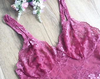 Bralette con tirantes de encaje floral rosa palo. Lencería cómoda y bonita de Fidditchdesigns.