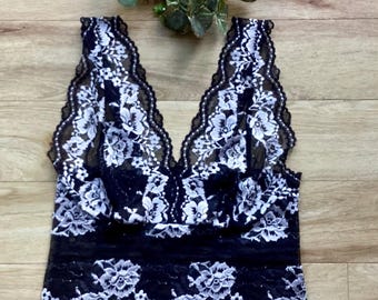 Camisola de encaje, estilo retro, lencería cómoda de encaje blanco y negro.