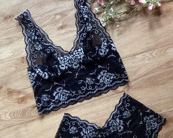 Conjunto de bralette balconette en encaje floral blanco y negro de fidditchdesigns.